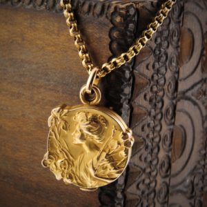 An Art Nouveau gold locket