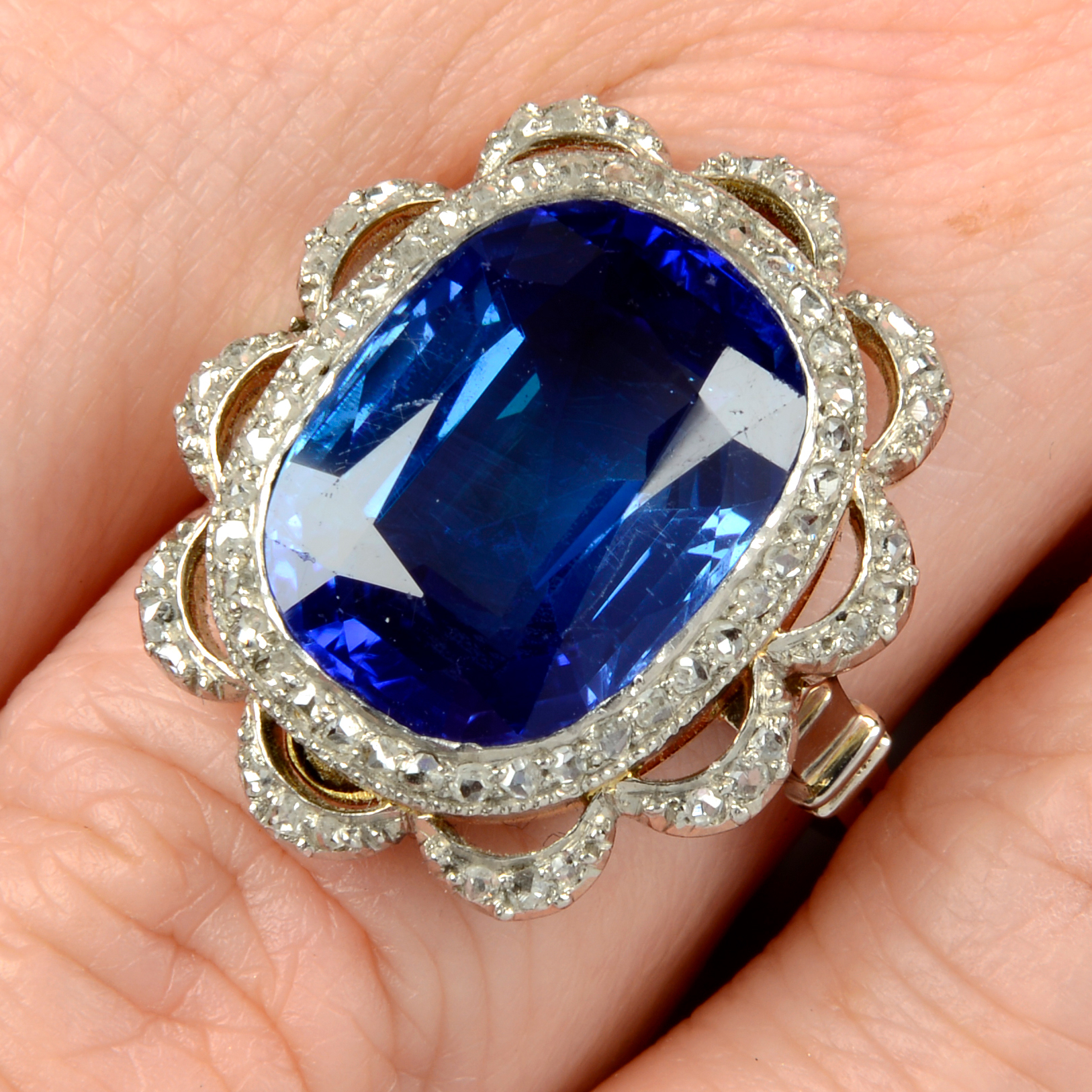 Most expensive sapphire fetches 176 000 at auction Fellows Blog