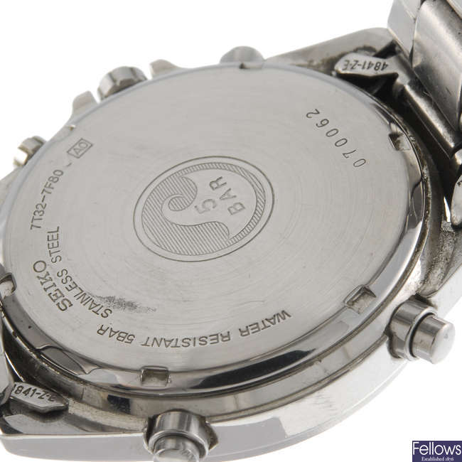 LOT:67 | SEIKO - a gentleman's chronograph bracelet watch.